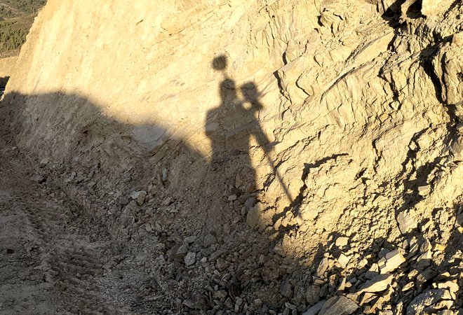 ITC Vértice - Movimineto de tierras Sombra de topógrafo con teodolito sobre excavación